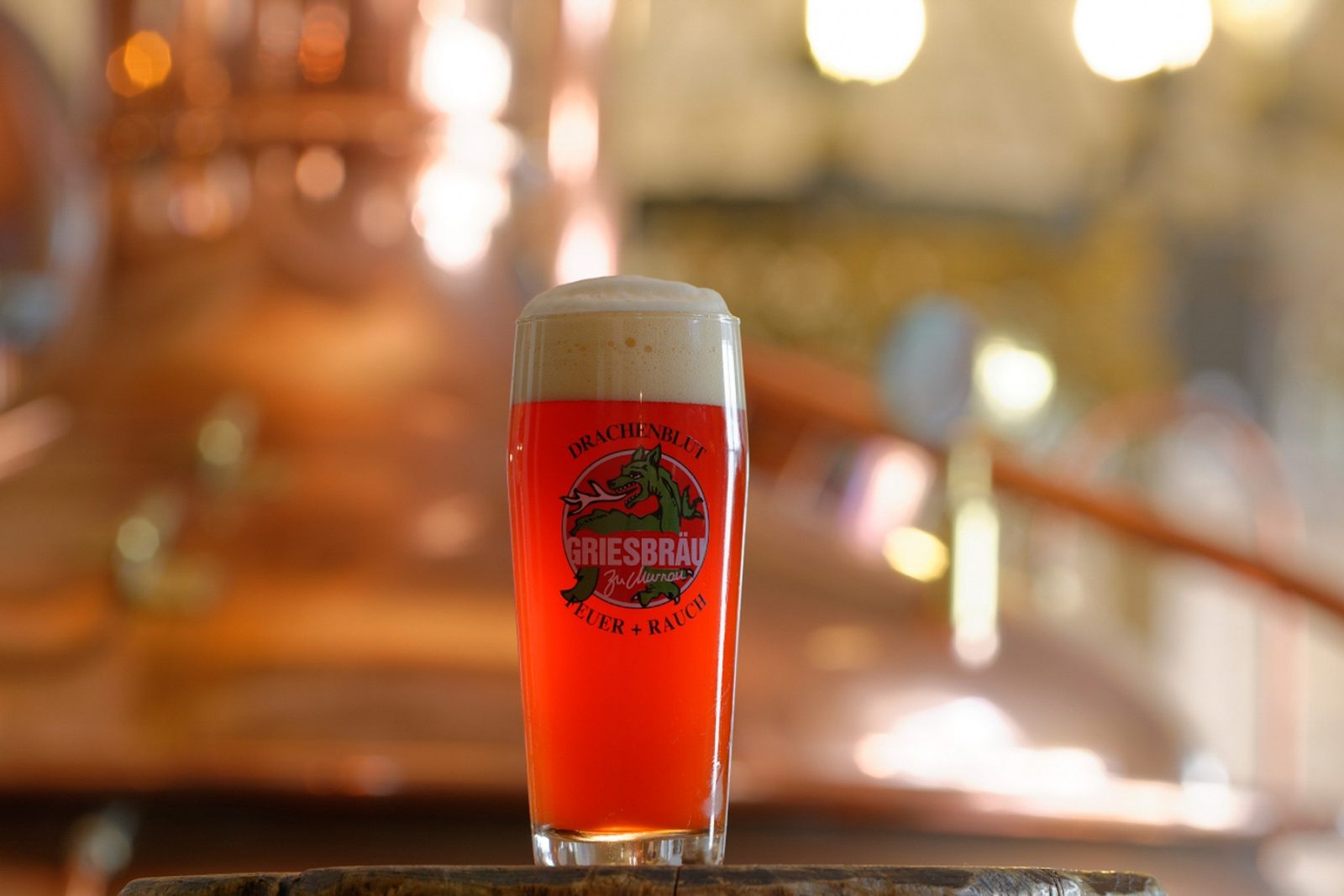 Kräftiges, bernsteinfarbenes Griesbräu-Saisonbier im Glas im Griesbräu