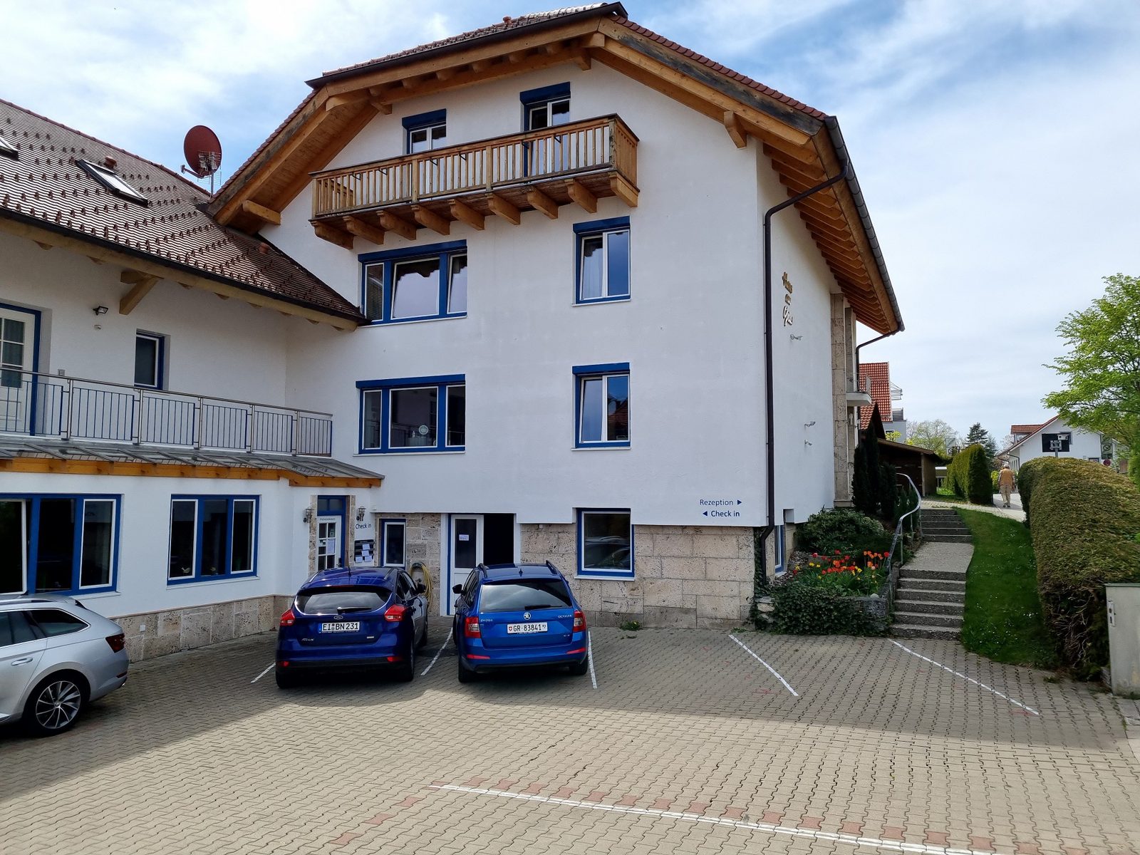 Gästehaus des Griesbräu in Murnau mit Blick auf den Ort und die Berggipfel